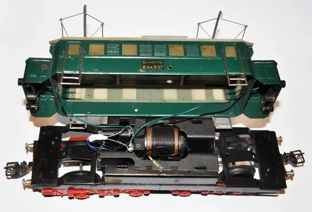 Rewiring Zeuke loco for standard 3-rail DC operation — photo 4