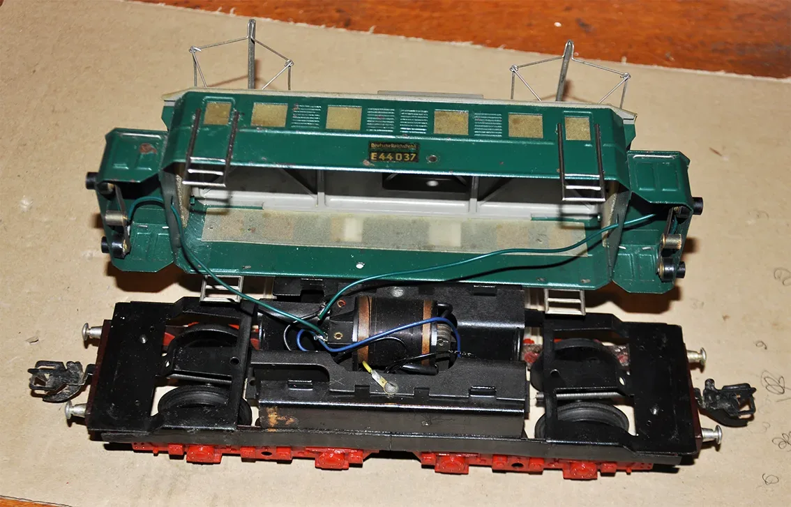 Rewiring Zeuke loco for standard 3-rail DC operation — photo 3