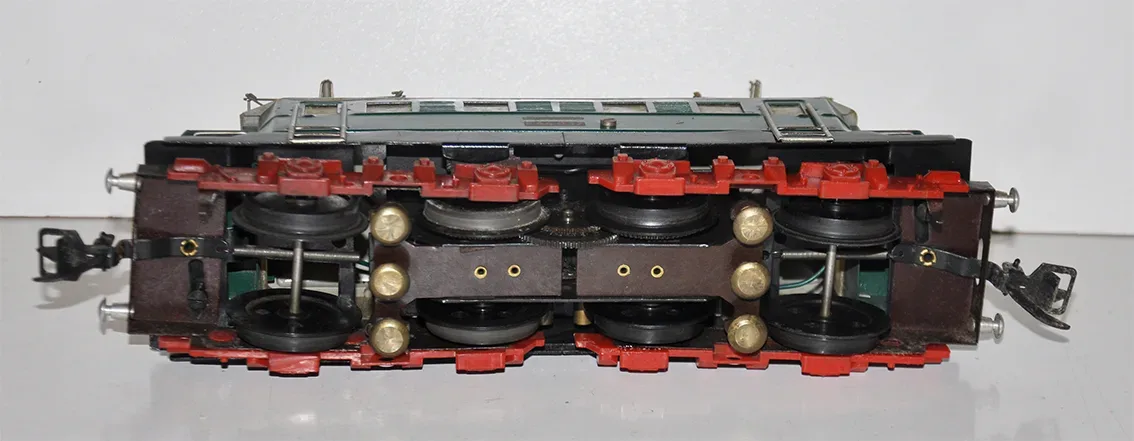 Rewiring Zeuke loco for standard 3-rail DC operation — photo 2