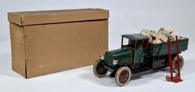 Distler’s range ran from small tinplate toys to a car with gears