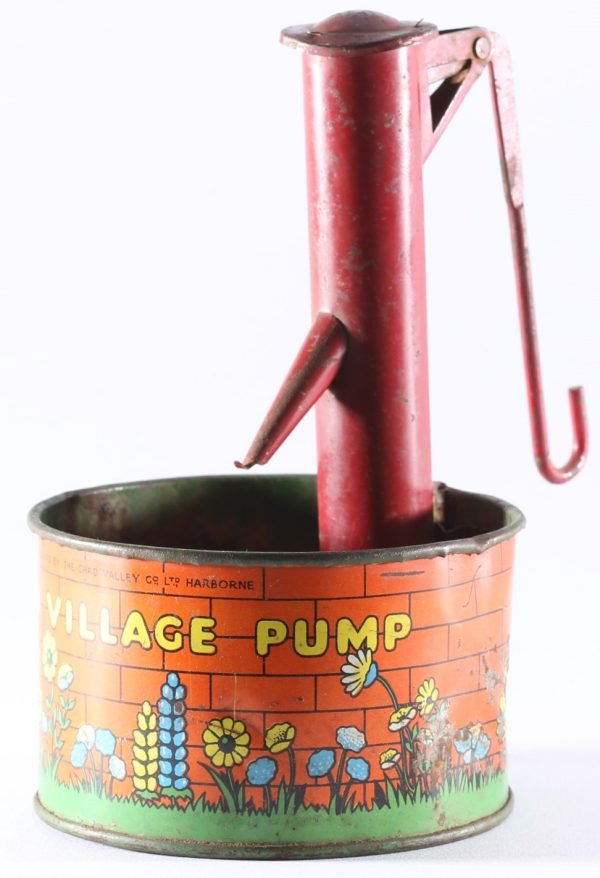 kallistoys-auctions-auktionen-antique-vintage-toys-antik-historisch-spielzeug-chad-valley-england-united-kingdom-tinplate-blech-outdoor-toys-ye-olde-village-pump-wasserbrunnen-2a.jpg