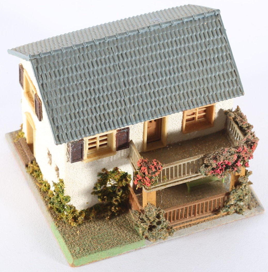 kallistoys auctions auktionen-antique vintage toys-antik historisch spielzeug-faller-germany-wood house-holzhaus-two storey home-veranda-zweistöckiges wohnhaus-braune nummer-256-1b