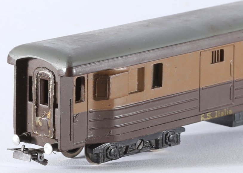 kallistoys auctions auktionen-antique vintage toys-antik historisch spielzeug-rivarossi-italy-bakelite-train-eisenbahn-gauge-spur h0-baggage car-gepäckwagen-bagaglio-bicolore-castano-v duz-1d