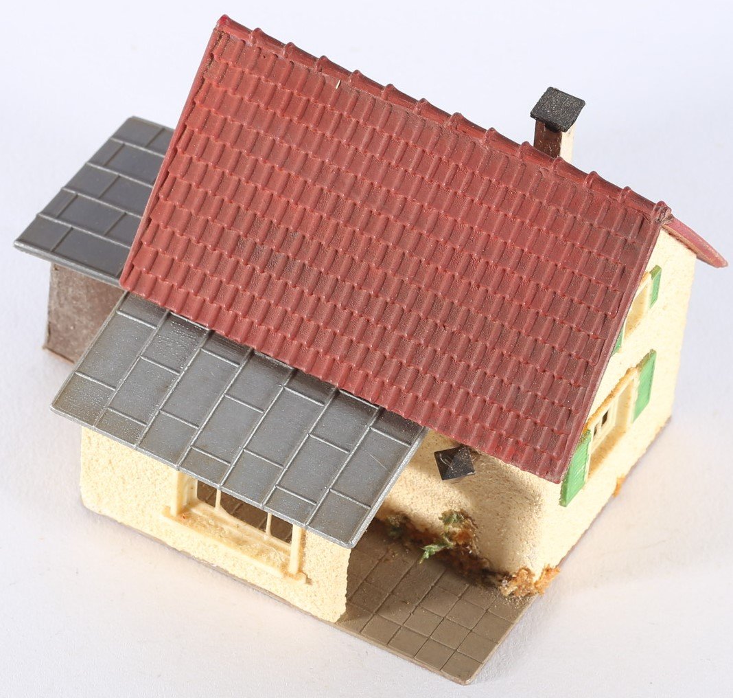kallistoys auctions auktionen-antique vintage toys-antik historisch spielzeug-faller-germany-plastic house-plastikhaus-family home annex-einfamilienwohnung anbau vorbau-dach boden plastik-252-1b