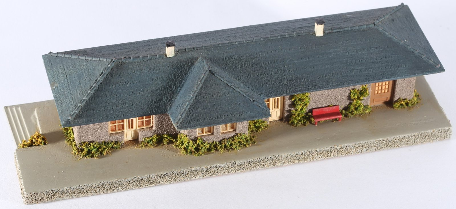 kallistoys auctions auktionen-antique vintage toys-antik historisch spielzeug-faller-germany-wood house-holzhaus-railway station-bahnhof-usa-longtown-gezackte briefmarke-braune nummer-100-1b
