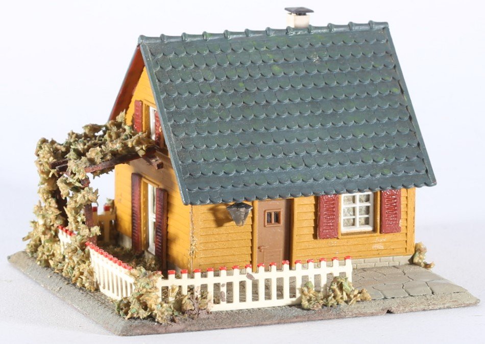 kallistoys auctions auktionen-antique vintage toys-antik historisch spielzeug-faller-germany-wood house-holzhaus-summer-sommer-dach plastik blau-gezackte briefmarke-braune nr-259-1a