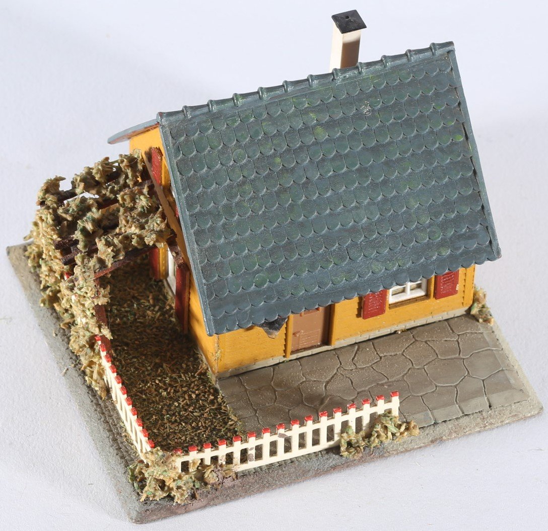 kallistoys auctions auktionen-antique vintage toys-antik historisch spielzeug-faller-germany-wood house-holzhaus-summer-sommer-dach plastik blau-gezackte briefmarke-braune nr-259-1b