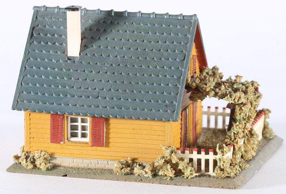 kallistoys auctions auktionen-antique vintage toys-antik historisch spielzeug-faller-germany-wood house-holzhaus-summer-sommer-dach plastik blau-gezackte briefmarke-braune nr-259-1e