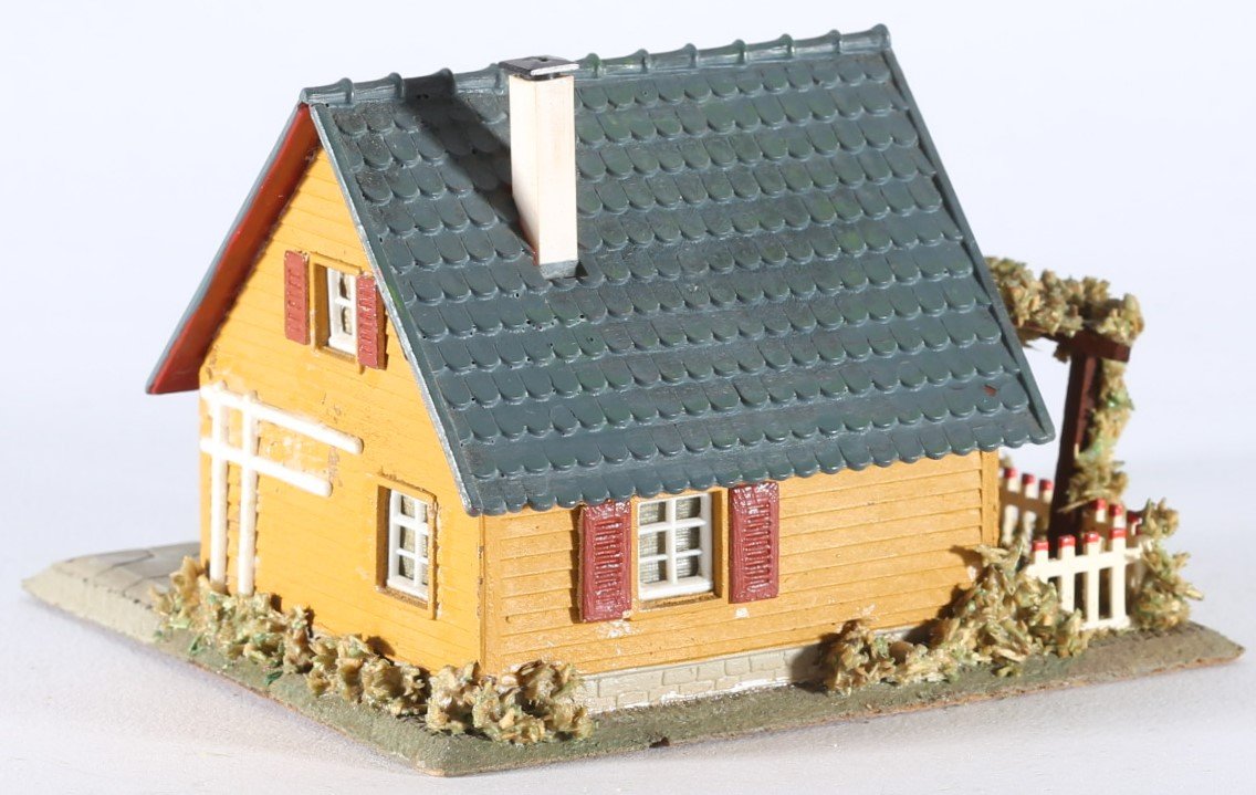 kallistoys auctions auktionen-antique vintage toys-antik historisch spielzeug-faller-germany-wood house-holzhaus-summer-sommer-dach plastik blau-gezackte briefmarke-braune nr-259-1g