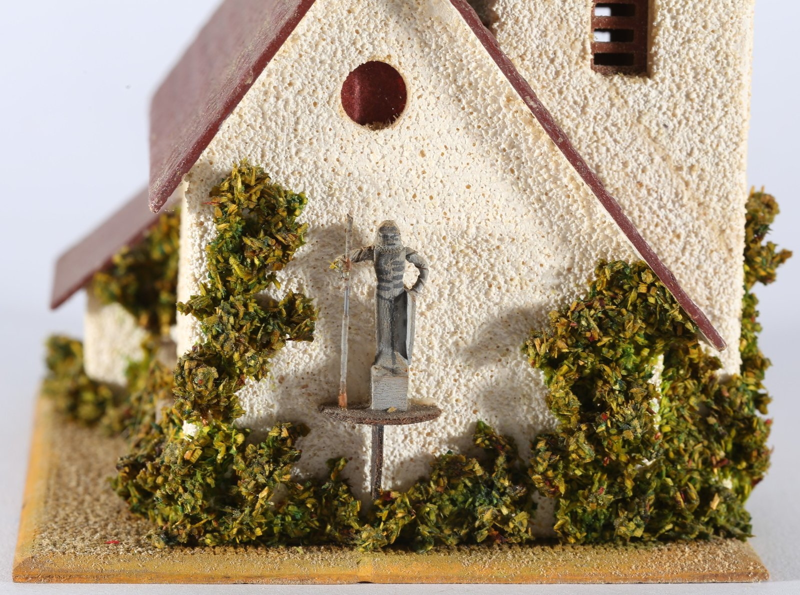 kallistoys auctions auktionen-antique vintage toys-antik historisch spielzeug-faller-germany-wood house-holzhaus-village church-dorfkirche-no bell-ohne geläut-gezackte briefmarke-braune nr-240-1e