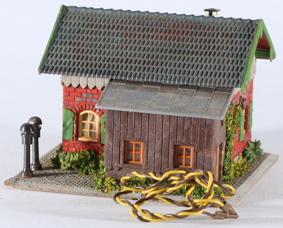 kallistoys auctions auktionen-antique vintage toys-antik historisch spielzeug-faller-germany-plastic house-plastikhaus-gatekeeper-bahnwärter-gezackte briefmarke-braune nummer-131-1j