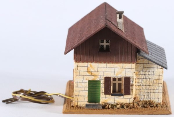 kallistoys auctions auktionen-antique vintage toys-antik historisch spielzeug-faller-germany-wood house-holzhaus-gatekeepers house-bahnwärterhaus-gezackte briefmarke-rote nummer-131-1h