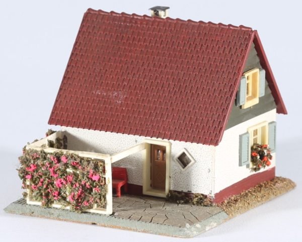 kallistoys auctions auktionen-antique vintage toys-antik historisch spielzeug-faller-germany-wood house-holzhaus-small family home-siedlerhaus mit laube-gezackte briefmarke-braune nummer-202-1a