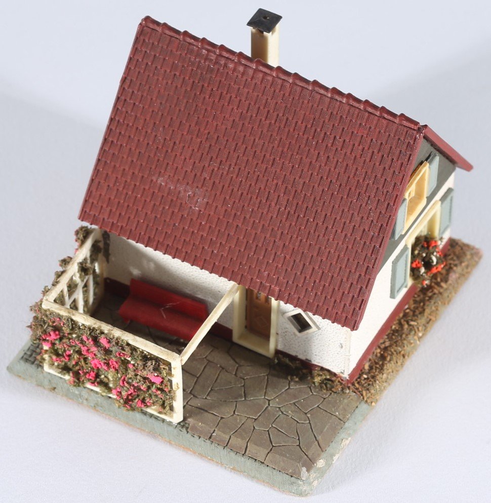 kallistoys auctions auktionen-antique vintage toys-antik historisch spielzeug-faller-germany-wood house-holzhaus-small family home-siedlerhaus mit laube-gezackte briefmarke-braune nummer-202-1b