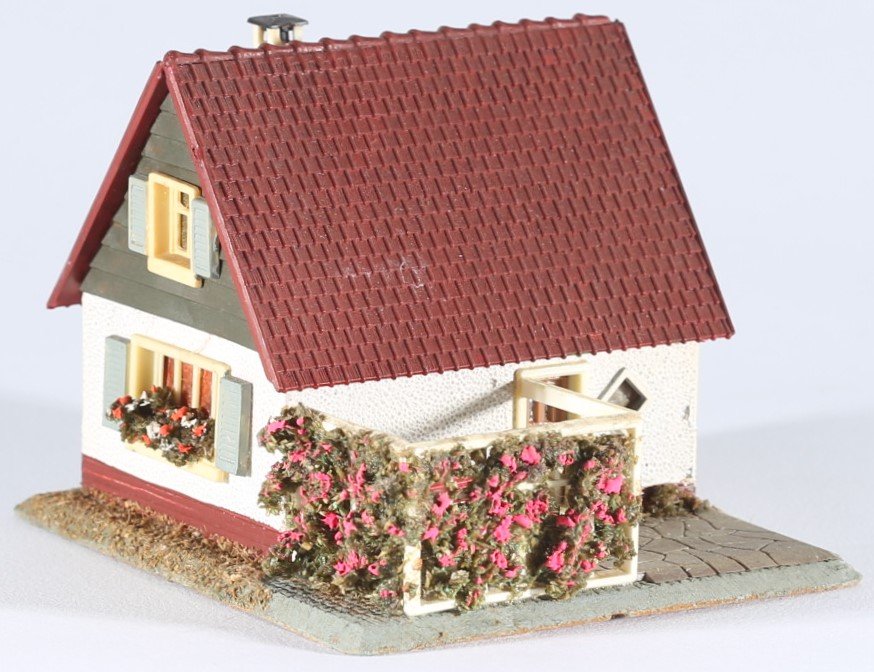 kallistoys auctions auktionen-antique vintage toys-antik historisch spielzeug-faller-germany-wood house-holzhaus-small family home-siedlerhaus mit laube-gezackte briefmarke-braune nummer-202-1d
