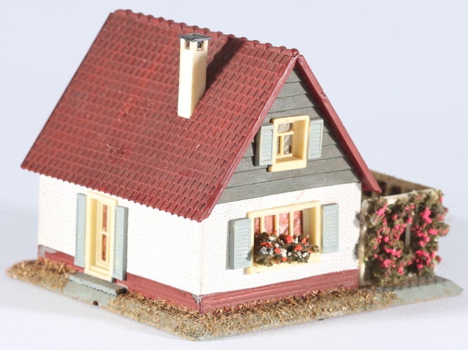 kallistoys auctions auktionen-antique vintage toys-antik historisch spielzeug-faller-germany-wood house-holzhaus-small family home-siedlerhaus mit laube-gezackte briefmarke-braune nummer-202-1f