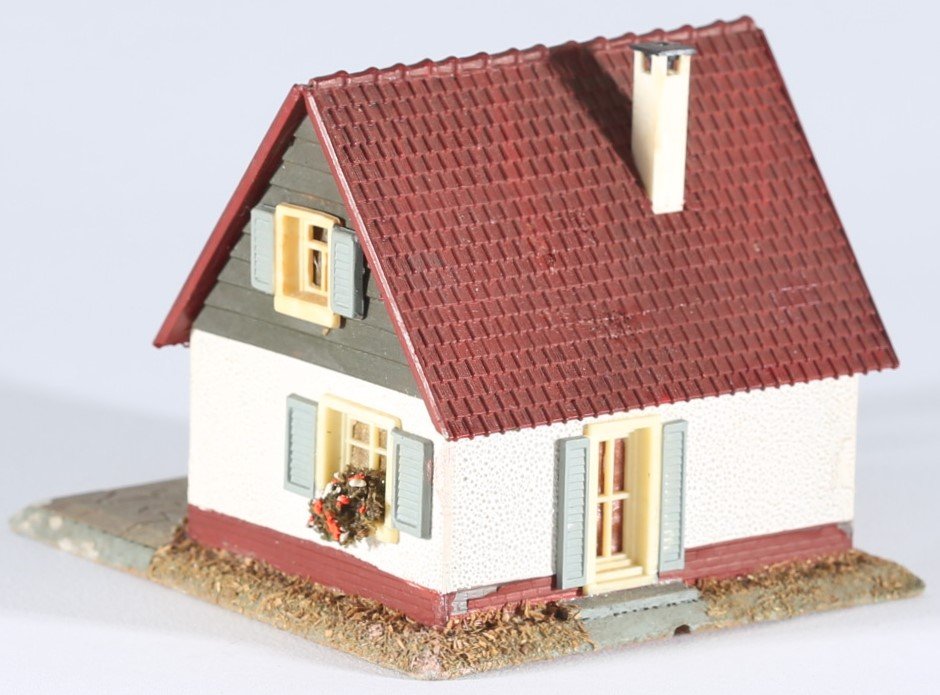 kallistoys auctions auktionen-antique vintage toys-antik historisch spielzeug-faller-germany-wood house-holzhaus-small family home-siedlerhaus mit laube-gezackte briefmarke-braune nummer-202-1h