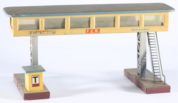 kallistoys auctions auktionen-antique vintage toys-antik historisch spielzeug-f.e.m.-italy-tinplate-blech-signal box-reiterstellwerk-posto di blocco con cabina a ponte-prima versione-43-2a