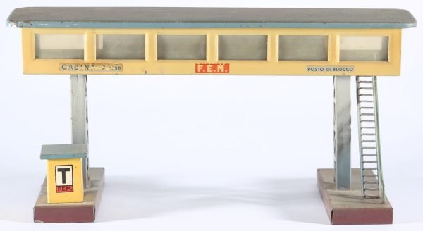 kallistoys auctions auktionen-antique vintage toys-antik historisch spielzeug-f.e.m.-italy-tinplate-blech-signal box-reiterstellwerk-posto di blocco con cabina a ponte-prima versione-43-2c