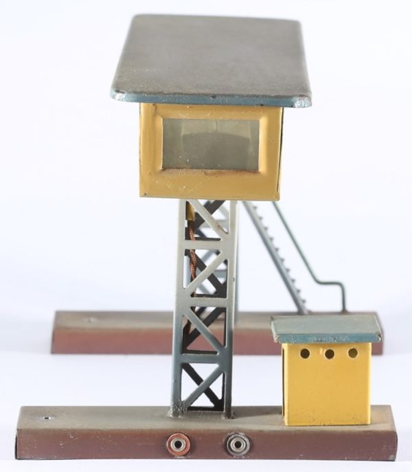 kallistoys auctions auktionen-antique vintage toys-antik historisch spielzeug-f.e.m.-italy-tinplate-blech-signal box-reiterstellwerk-posto di blocco con cabina a ponte-prima versione-43-2d