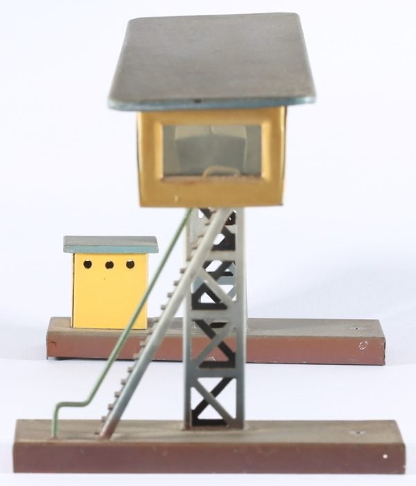 kallistoys auctions auktionen-antique vintage toys-antik historisch spielzeug-f.e.m.-italy-tinplate-blech-signal box-reiterstellwerk-posto di blocco con cabina a ponte-prima versione-43-2g