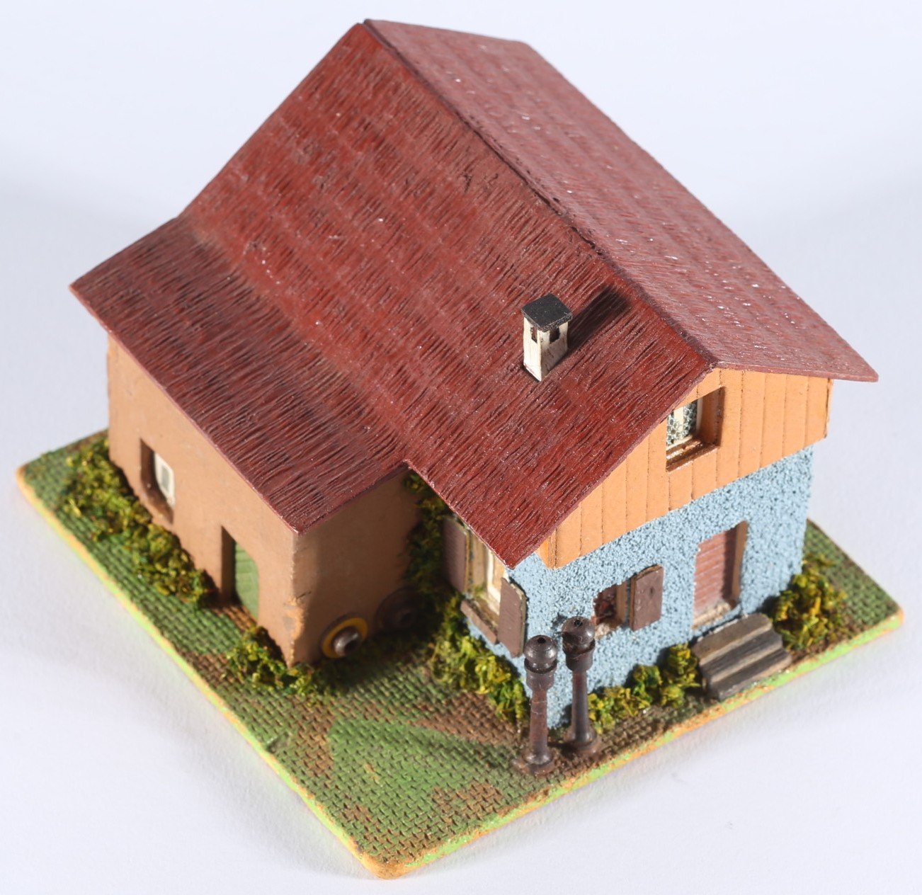kallistoys auctions auktionen-antique vintage toys-antik historisch spielzeug-faller-germany-wood house-holzhaus-gatekeepers house-bahnwärterhaus-gerade briefmarke-rote nummer-orange-131-1b