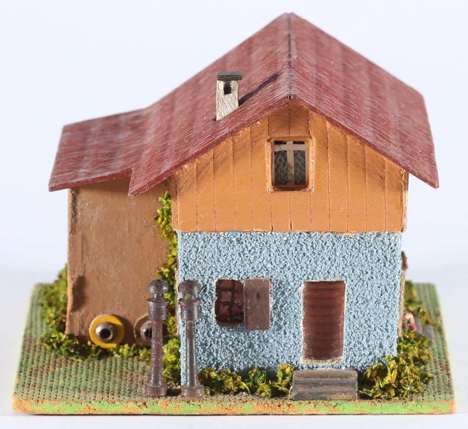kallistoys auctions auktionen-antique vintage toys-antik historisch spielzeug-faller-germany-wood house-holzhaus-gatekeepers house-bahnwärterhaus-gerade briefmarke-rote nummer-orange-131-1c