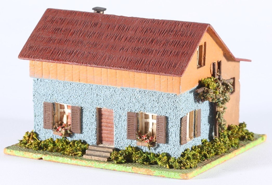 kallistoys auctions auktionen-antique vintage toys-antik historisch spielzeug-faller-germany-wood house-holzhaus-gatekeepers house-bahnwärterhaus-gerade briefmarke-rote nummer-orange-131-1g
