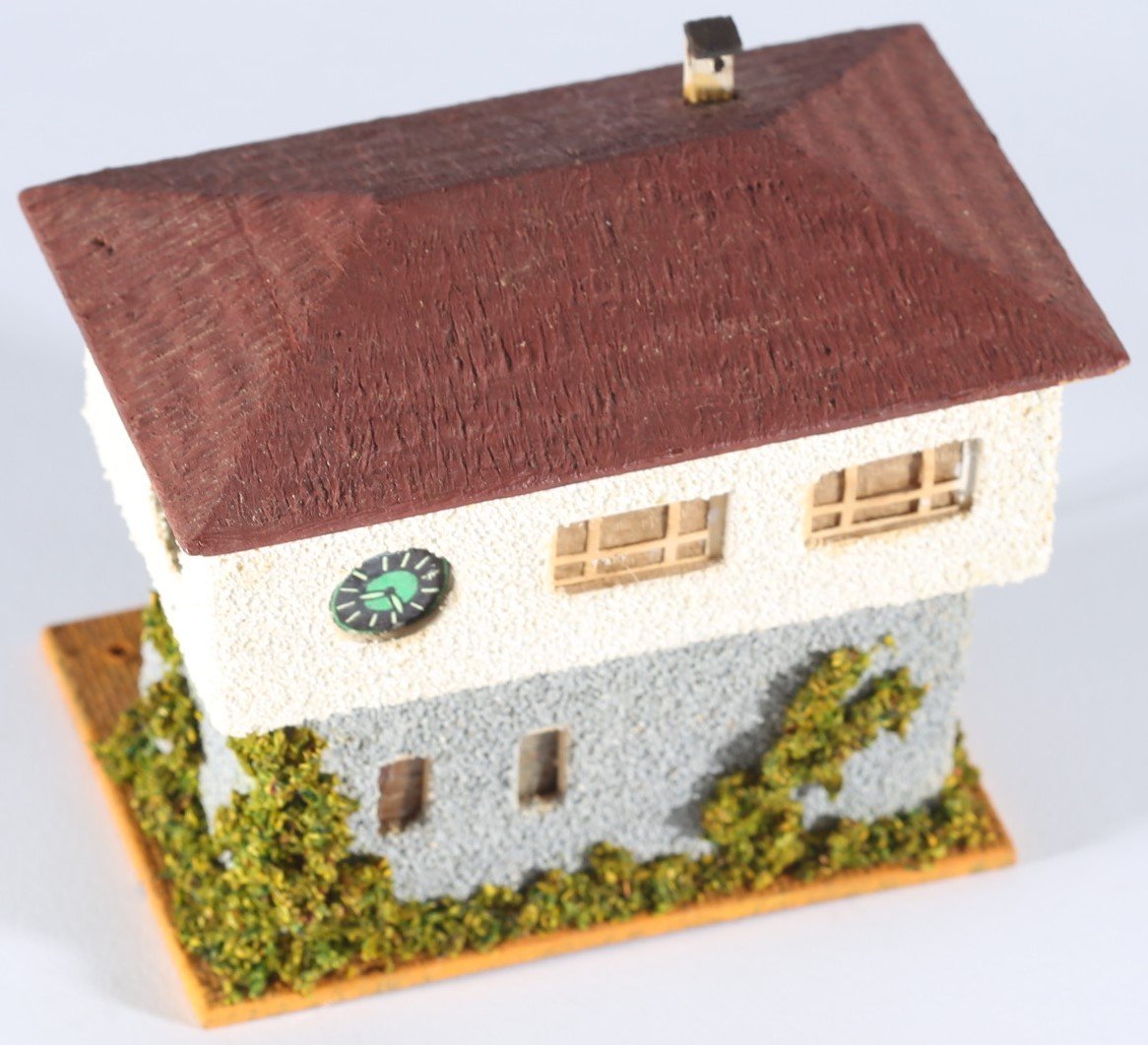 kallistoys auctions auktionen-antique vintage toys-antik historisch spielzeug-faller-germany-wood house-holzhaus-signal box-stellwerk-uhr grün schwarz-gerade briefmarke-rote nummer-123-2b