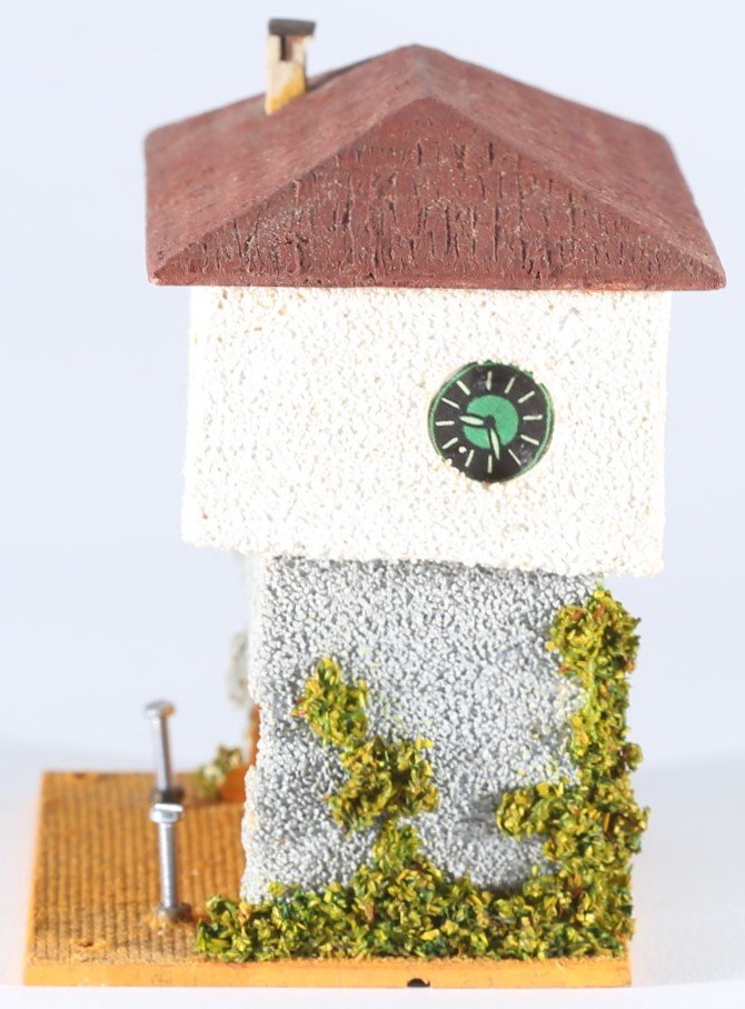 kallistoys auctions auktionen-antique vintage toys-antik historisch spielzeug-faller-germany-wood house-holzhaus-signal box-stellwerk-uhr grün schwarz-gerade briefmarke-rote nummer-123-2d