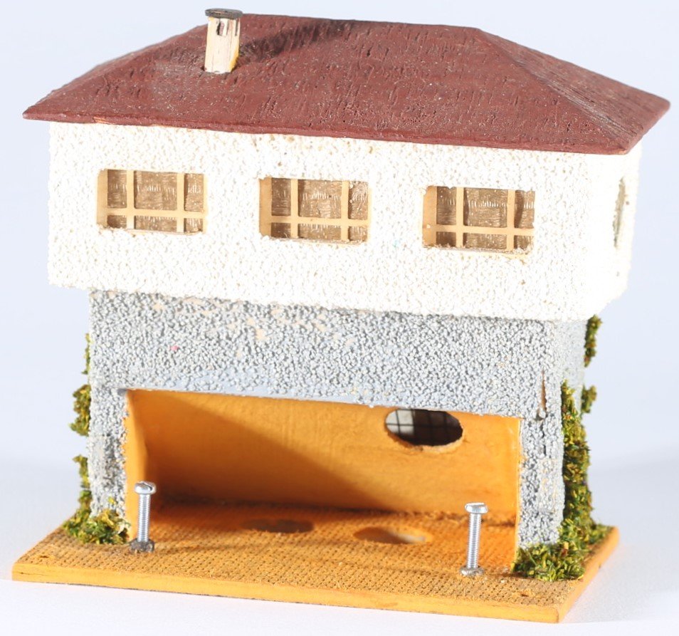 kallistoys auctions auktionen-antique vintage toys-antik historisch spielzeug-faller-germany-wood house-holzhaus-signal box-stellwerk-uhr grün schwarz-gerade briefmarke-rote nummer-123-2e