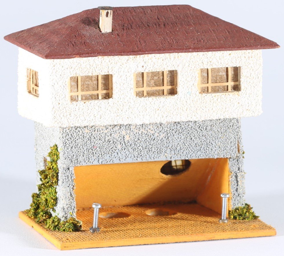 kallistoys auctions auktionen-antique vintage toys-antik historisch spielzeug-faller-germany-wood house-holzhaus-signal box-stellwerk-uhr grün schwarz-gerade briefmarke-rote nummer-123-2f