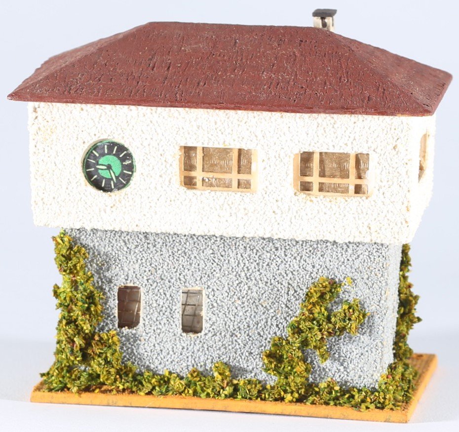 kallistoys auctions auktionen-antique vintage toys-antik historisch spielzeug-faller-germany-wood house-holzhaus-signal box-stellwerk-uhr grün schwarz-gerade briefmarke-rote nummer-123-2h