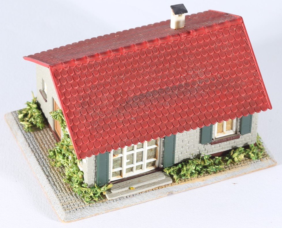 kallistoys auctions auktionen-antique vintage toys-antik historisch spielzeug-faller-germany-wood house-holzhaus-small family home-siedlerhaus-gezackte briefmarke-braune nummer-200-1b