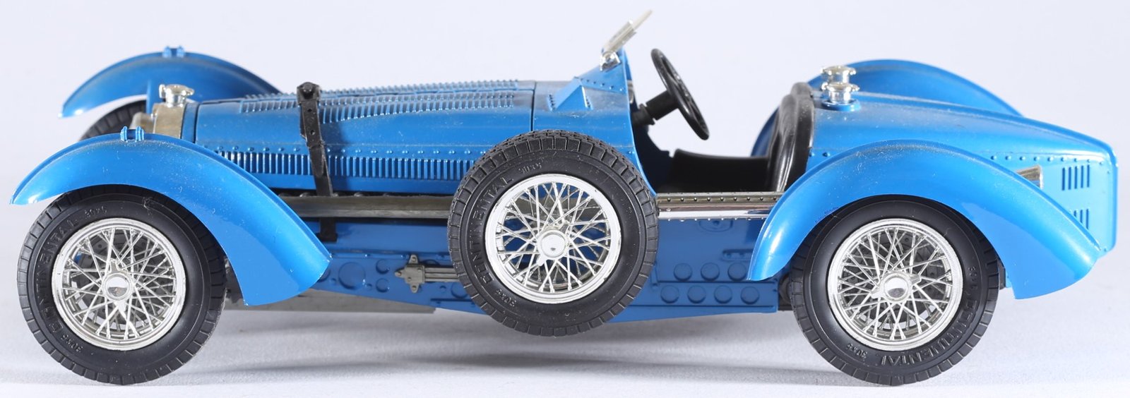 kallistoys-auctions-auktionen-antique-vintage-toys-antik-hsitorisch-spielzeug-bburago-italy-1-to-18-bugatti-type-59-1934-skyblue-1c