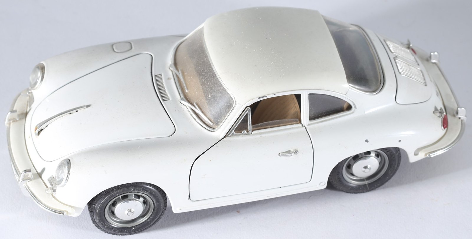 kallistoys-auctions-auktionen-antique-vintage-toys-antik-historisch-spielzeug-bburago-italy-scale-1-to-18-porsche-356-b-1961-cream-2b