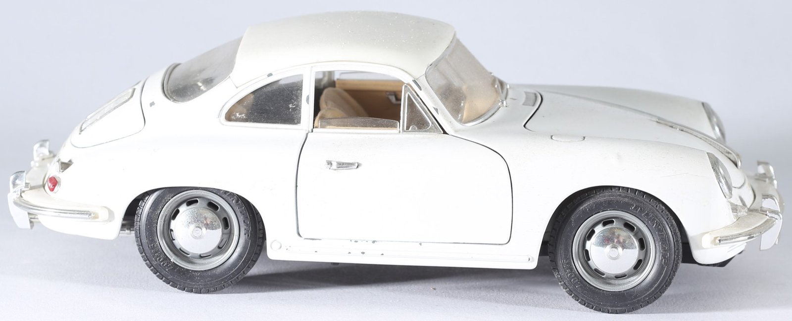 kallistoys-auctions-auktionen-antique-vintage-toys-antik-historisch-spielzeug-bburago-italy-scale-1-to-18-porsche-356-b-1961-cream-2e