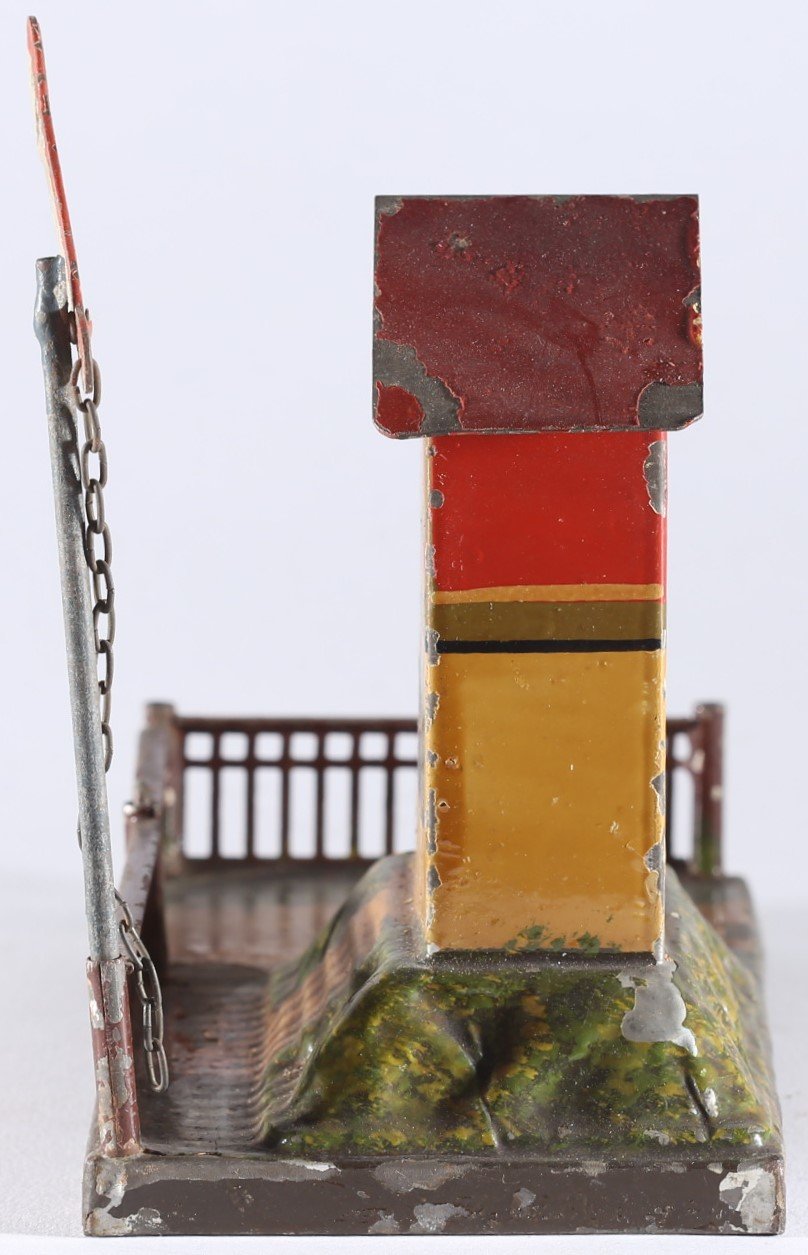 kallistoys-auctions-auktionen-antique-vintage-toys-antik-historisch-spielzeug-marklin-germany-tinplate-blech-railway-accessory-eisenbahnzubehor-gatekeepers-house-bahnwarterhaus-2038-1f