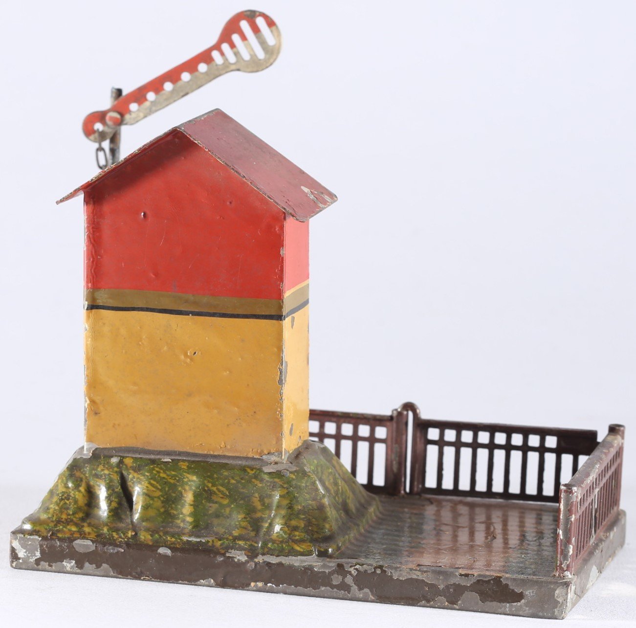 kallistoys-auctions-auktionen-antique-vintage-toys-antik-historisch-spielzeug-marklin-germany-tinplate-blech-railway-accessory-eisenbahnzubehor-gatekeepers-house-bahnwarterhaus-2038-1h