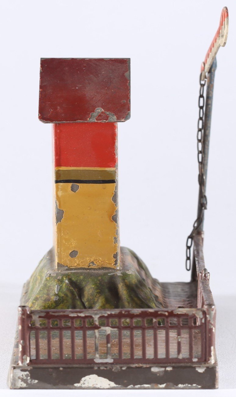 kallistoys-auctions-auktionen-antique-vintage-toys-antik-historisch-spielzeug-marklin-germany-tinplate-blech-railway-accessory-eisenbahnzubehor-gatekeepers-house-bahnwarterhaus-2038-1i