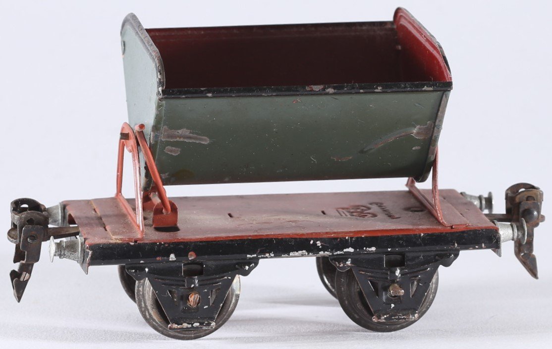 kallistoys-auctions-auktionen-antique-vintage-toys-antik-historisch-spielzeug-marklin-germany-train-eisenbahn-tipping-lorry-kipplore-mit-puffer-1972-braun-mulde-grun-rot-1a