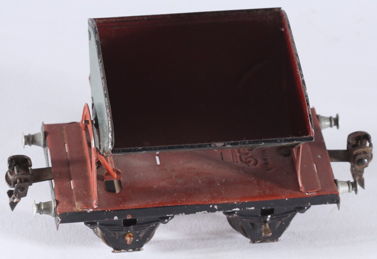 kallistoys-auctions-auktionen-antique-vintage-toys-antik-historisch-spielzeug-marklin-germany-train-eisenbahn-tipping-lorry-kipplore-mit-puffer-1972-braun-mulde-grun-rot-1b
