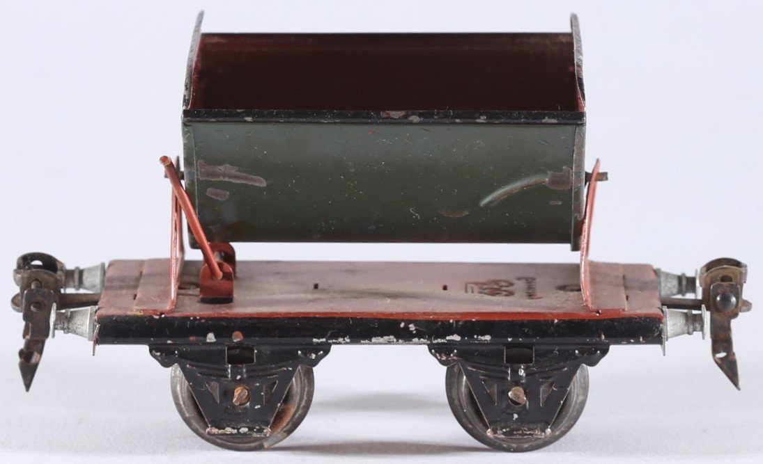 kallistoys-auctions-auktionen-antique-vintage-toys-antik-historisch-spielzeug-marklin-germany-train-eisenbahn-tipping-lorry-kipplore-mit-puffer-1972-braun-mulde-grun-rot-1c