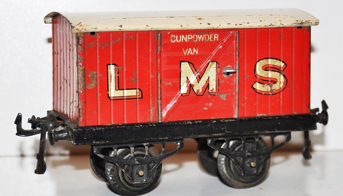 hornby-gunpowder-van-1