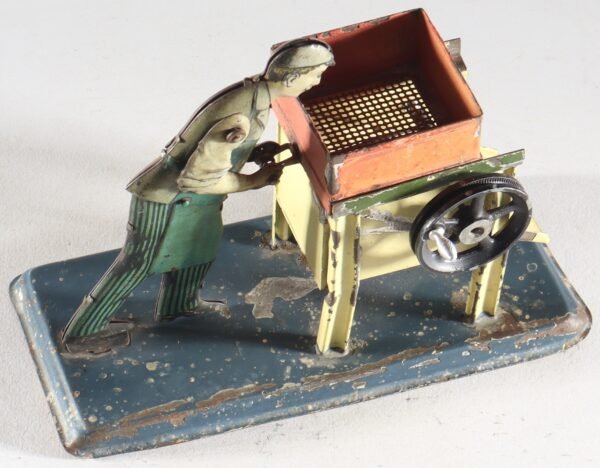 kallistoys-auctions-auktionen-antique-vintage-toys-antik-historisch-spielzeug-bing-germany-tinplate-blech-drive-model-antriebsmodell-sand-sieve-sandsieber-1b